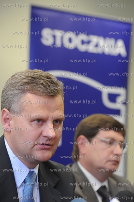 Minister Aleksander Grad w Stoczni Gdynia. Na drugim...