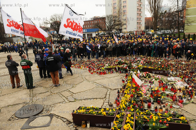 Stoczniowcy ze Stoczni Gdanskiej w holdzie tragicznie...
