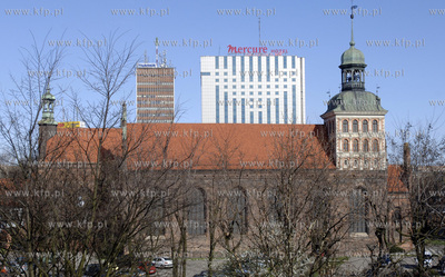 Kosciol sw Brygidy w Gdansku. Tuz za nim hotel Mercure...