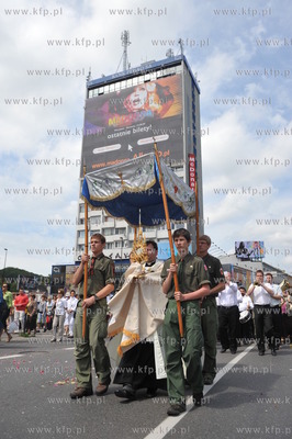 Procesja Bozego Ciala na al. Grunwaldzkiej przed Manhattanem...