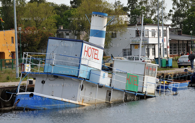 Port w Jastani. Nz. zatopiony statek - hotelowiec....