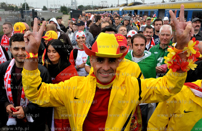 Gdansk. Hiszpanscy i irlandzcy kibice w drodze na PGE...