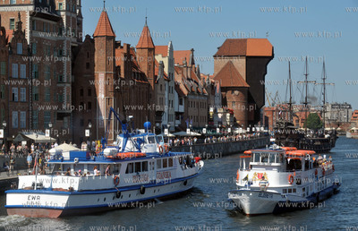 Gdansk. Stateki wycieczkowe Elzbieta i Ewa bialej floty...