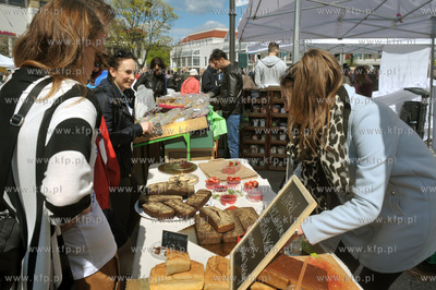 Sopot. Targ sniadaniowy na placu Przyjaciol Sopotu....