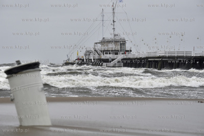 Sztorm i wiatr w Sopocie. Molo zostało zamknięte...