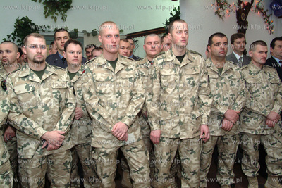 Zalogi smiglowcow MI-24 z 49 Pulku Smiglowcow Bojowych...