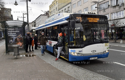 Gdynia, trolejbus marki Solaris na ul. Świętojańskiej....