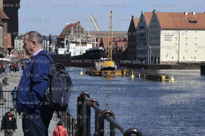 Gdańsk. Budowa kładmi między Długi Pobrzeżem a...