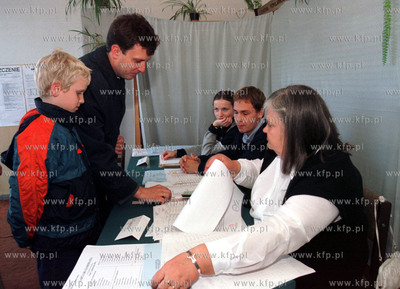 Jacek Karnowski oddaje glos w wyborach samorzadowych...
