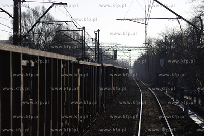 Wykolejony pociag towarowy. Sklad wypadl z szyn  miedzy...