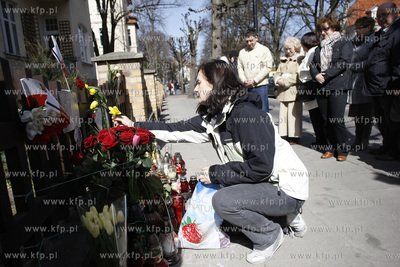 Sopot. Ludzie pala znicze i skladaja wiazanki kwiatow...
