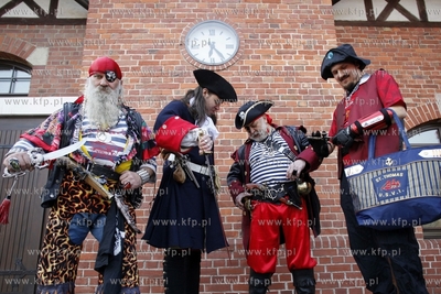 Gdansk, Konkurs na gdanskiego pirata. Przed miejska...