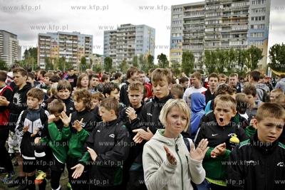 Gdansk Zaspa. Pilkarski turniej dzikich druzyn Do przerwy...