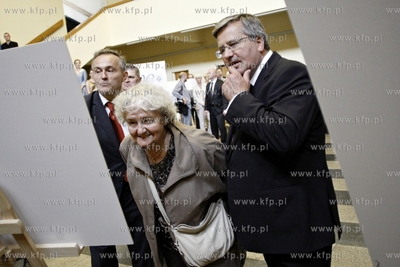 Gdynia. Prezydent RP Bronislaw Komorowski z mama odwiedzil...