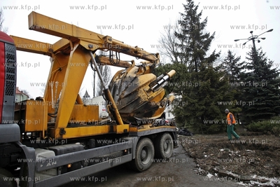 Sopot. Wykopywanie drzew i krzewow  na placyku przy...