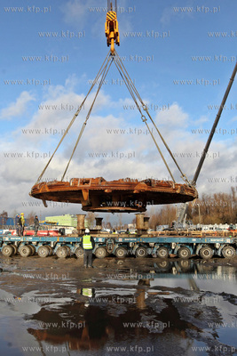 Zaladunek tarczy maszyny TBM , ktora drazy tunel pod...