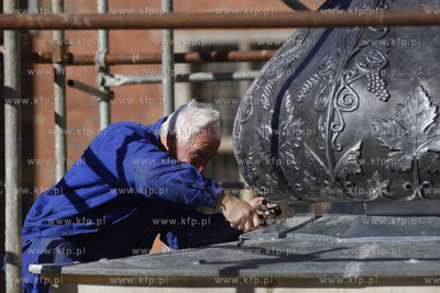 Montaz wyremontowanej kopuly na przedprozu Dworu Artusa...