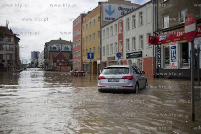 Zalane po intesywnych opadach deszczu skrzyżowanie...
