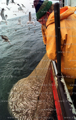 Kuter rybacki. Polow sledzia na Zatoce Gdanskiej. 21.11.2001...