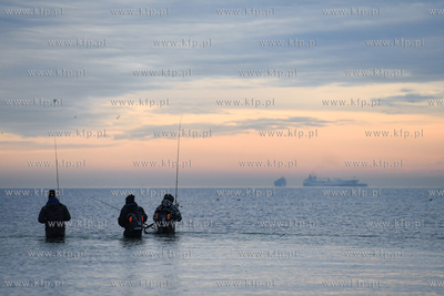 Gdynia Orłowo. Wędkarze na porannym połowie w wodach...