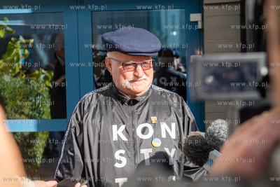 Gdańsk. Lech Wałęsa oddaje głos w wyborach parlamentarnych...