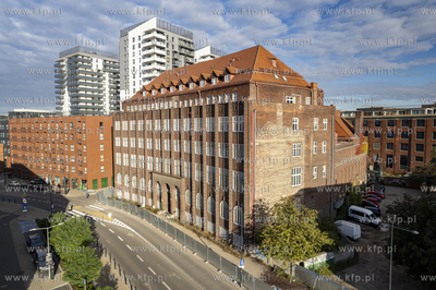 Przychodnia Wałowa w Gdańsku. Budynek ogrodzony płotem...