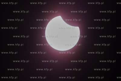 Ogląganie cześciowego, 13% zaśmienia słońca na...