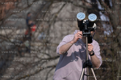 Ogląganie cześciowego, 13% zaśmienia słońca na...