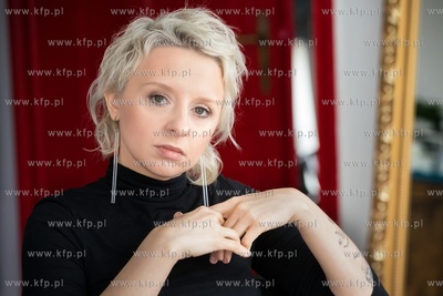 Joanna Tyszer w swojej pustej pracowni Fryzjerskiej...