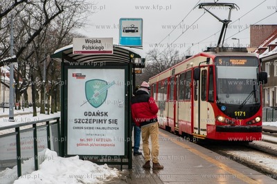 Gdańsk. Przystanek Al. Wojska Polskiego. Na wiacie...