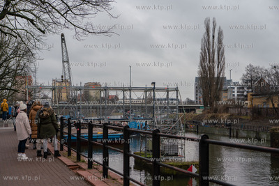 Gdańsk. Trwa przebudowa Mostu Stągiewnego. Nz. Kładka...