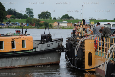 Przeprawa promowa w Swibnie. Prom laczy brzegi Przekopu...