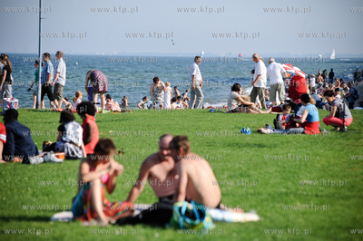 Gdynia. Tlumy turystow i mieszkancow gdyni podczas...