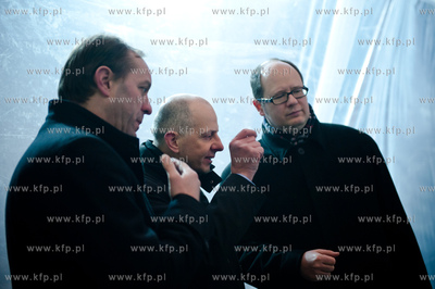 Stocznia Gdanska. Tydzien po pozarze hali produkcyjnej...