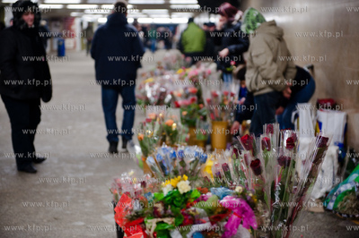 Gdansk. Walentynkowa sprzedaz kwiatow w przejsciu podziemnym...