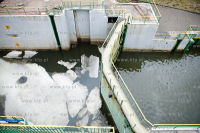 Montaz wazacych 135 ton dwoch sekcji przesla zwodzonego...