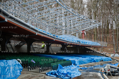 Sopot. Rozpoczeto montaz liczacej 7000 m2  powloki...