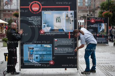 Gdansk. Dlugi Targ. Otwarcie wystawy pt REACT FOR WORLD...