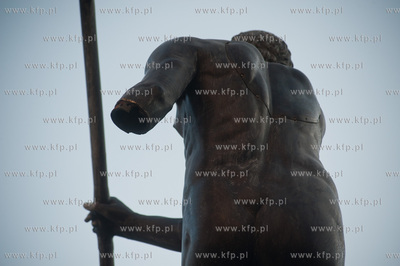 Gdansk. Zdemontowana czesc lewej reki fontanny Neptuna....