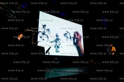 Gdansk. Centrum Sw. Jana. Swiatowa premiera performensu...