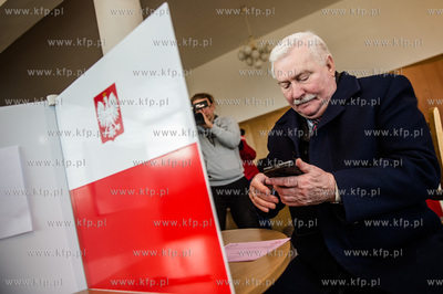 Gdansk. Oliwa. Druga tura wyborow samorzadowych. Glosuje...