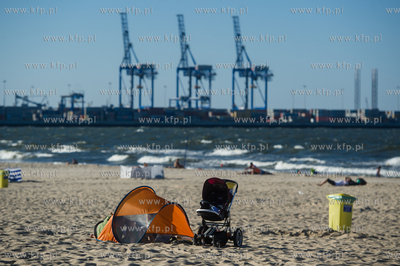 Gdansk. Letni wypoczynek na plazy miejskiej Stogi....