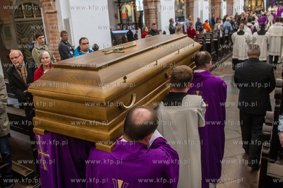 Gdansk. Katredra Oliwska. Wprowadzenie trumny z cialem...