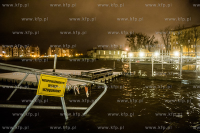 Gdańsk. Wysoki poziom wód Motławy, który jest efektem...