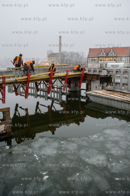 Gdańsk. Budowa zwodzonej kładki na wyspę Ołowianka....