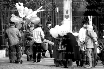 Sprzedaz balownow przed wejsciem do parku w Gdansku...