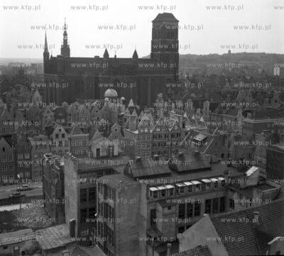 Widok z kosciola sw. Jana na kosciol Mariacki i starowke...