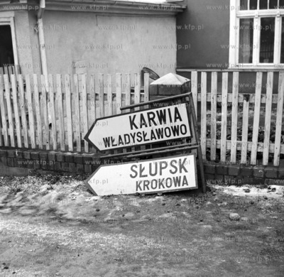 Drogowskazy jeszcze starego typu czyli czarne litery...