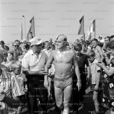 Ryszard Ossig , zwyciezca VIII Maratonu Plywackiego...
