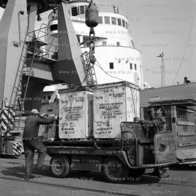 Wyładunek skrzyń w porcie gdańskim.  (Lata 60).
1968
0000275z
Fot....
